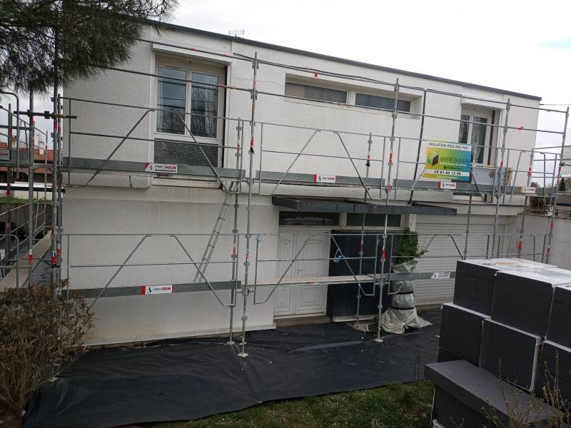 Etape 1 : Pose de rails de départ, chantier ITE par Gayral Isolation en Haute-Garonne