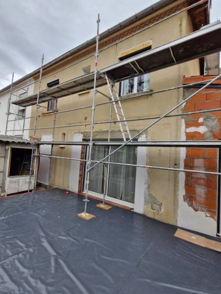 Pose d'échafaudage, préparation de la façade avant des travaux d'ITE à Toulouse, Haute-Garonne