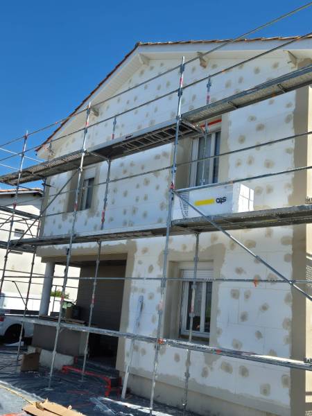 Pose de panneaux isolants performants, chantier d'ITE à Tonneins, Lot et Garonne