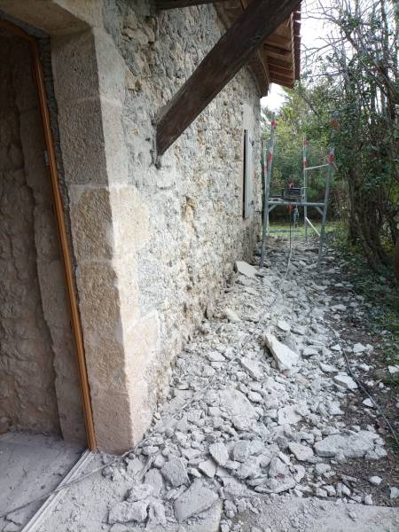 Mise à nu des murs en pierres par piquage, Gayral Isolation, chantier d'ITE dans le Gers