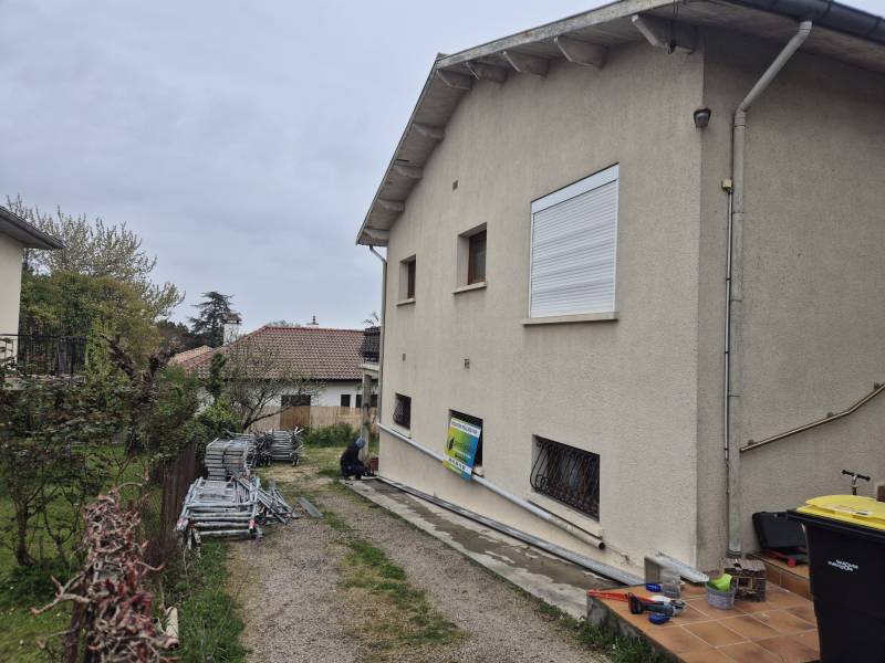 Etape initiale de Travaux de ITE, Pose du Rail de départ, à L'Union Isolation