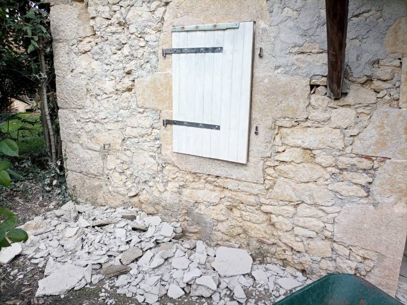 Sortie de l'enduit sur la pierre, préparation pour la pose d'un système d'ITE, par Gayral Isolation, dans le Gers