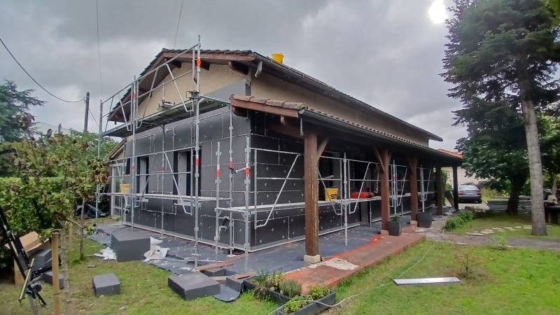 Isolation des murs par l'extérieur, pose de panneaux d'isolant par Gayral Isolation en Haute Garonne