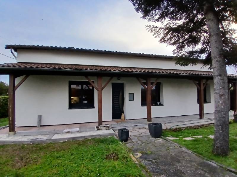 Façade rénovée, ITE et crépi taloché, par Gayral Isolation en Haute-Garonne