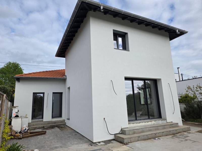 Finition des façades lors de travaux d'ITE par Gayral Isolation, à Dax