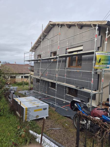 Pose de Panneaux Isolants STO sur un chantier d'ITE à l'Union, par Gayral Isolation
