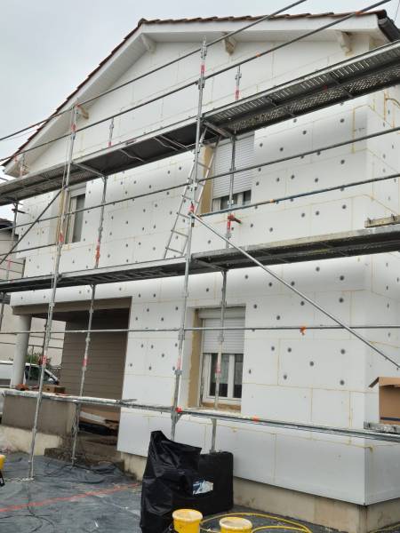 Installation de panneaux isolants en polystyrène pour une ITE, à Tonneins, Lot et Garonne