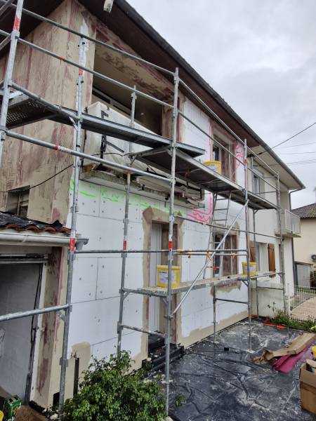Finition avec Mouchoirs et Baguettes d'angle : Rénovation Thermique clé en main avec Gayral Isolation à Auterive