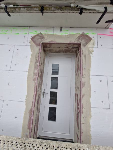 Détail de finition de mouchoirs et baguettes d'angle : Chantier de Rénovation Thermique avec Gayral Isolation à Auterive