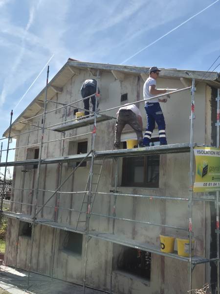 Entoilage avec couche de fibre de verre armée, réalisé par l'équipe de Gayral Isolation, sur un chantier à l'Union