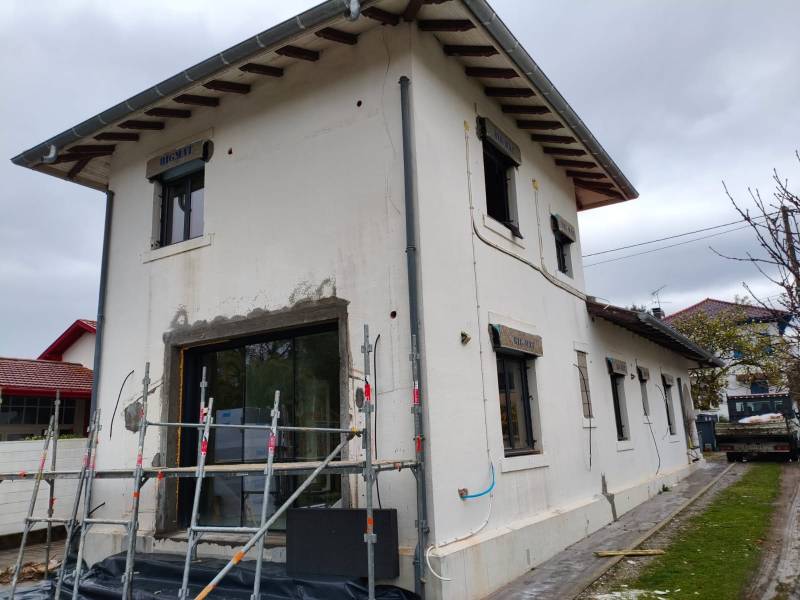Chantier en cours à Dax, pour des travaux d'ITE par Gayral Isolation