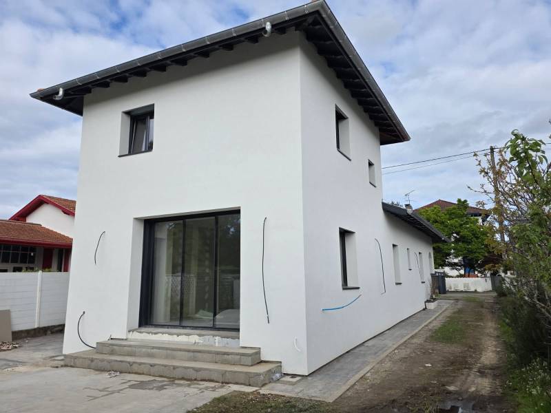 Façade recouverte d'enduit taloché après ITE, travaux réalisés par Gayral Isolation