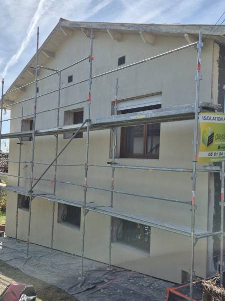 Application de la 2ème passe d'enduit sur un chantier d'ITE à l'Union, par Gayral Isolation