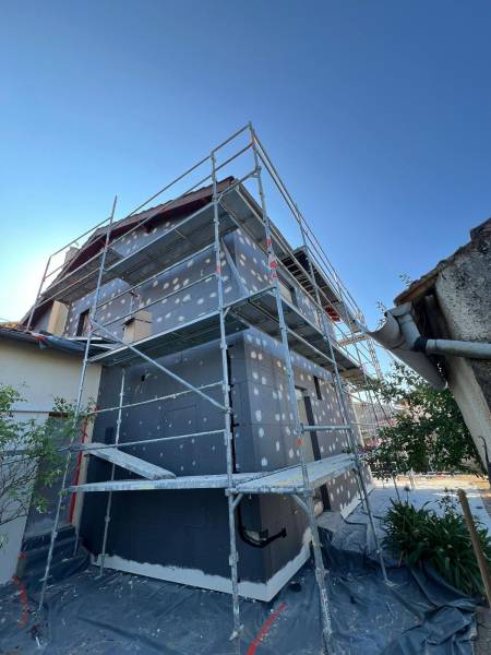 Vue de façade en travaux d'ITE, à Gaillac, entreprise Gayral Isolation.