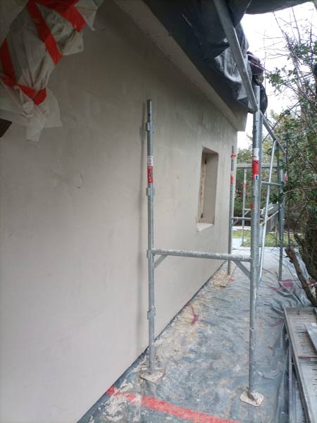 2 passes d'enduit d'accroche sur les murs, chantier ITE para Gayral Isoaltion- Gers