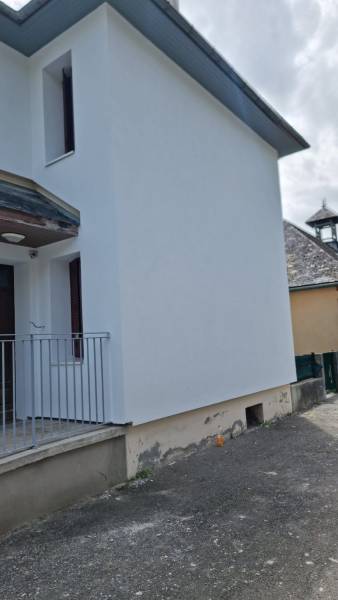Façade rénovée de l'école d'Arreau, Hautes-Pyrénées