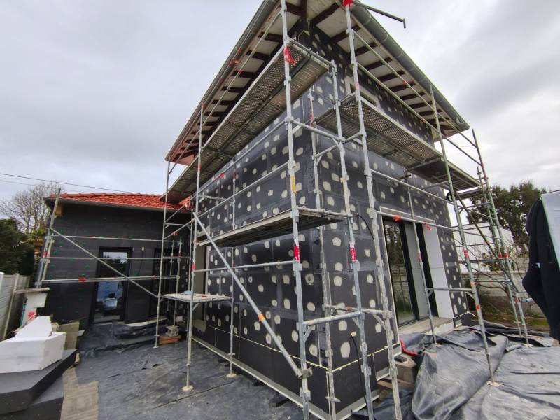 Travaux d'ITE sur une maison a 2 étages, par Gayral Isolation