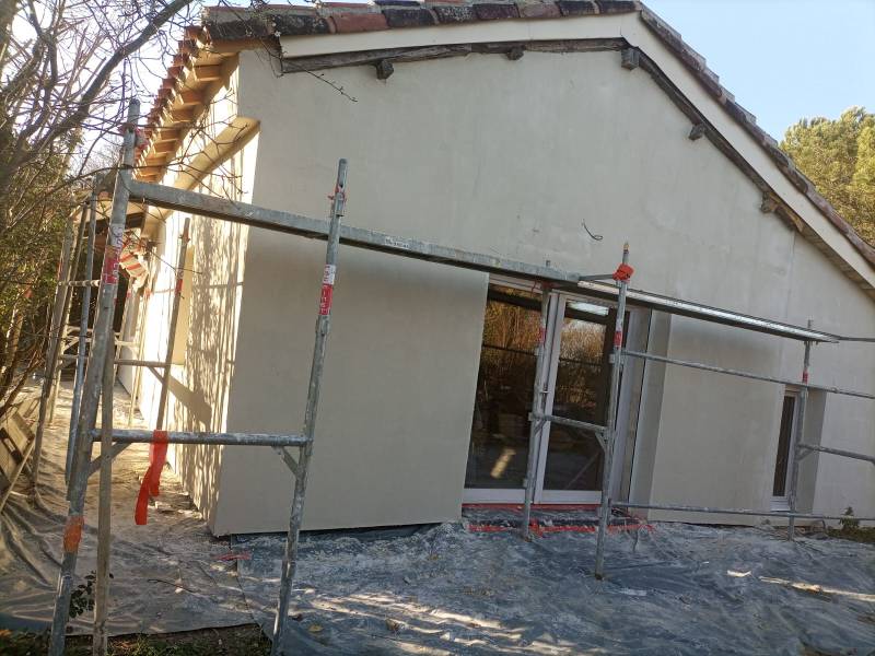 2 passes d'enduit d'accroche, chantier ITE par Gayral Isolation - Gers