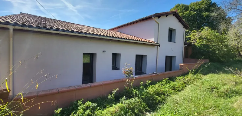 Chantier réalisé avec succès par Gayral Isolation de rénovation énergétique avec ITE, pose de menuiseries et volets roulants intégrés dans l'isolant en Occitanie