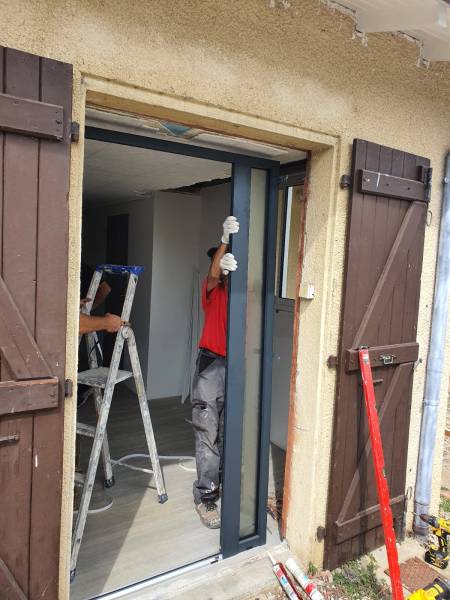 Mise en place d'une porte d'entrée sur un projet de rénovation globale à Cornebarrieu