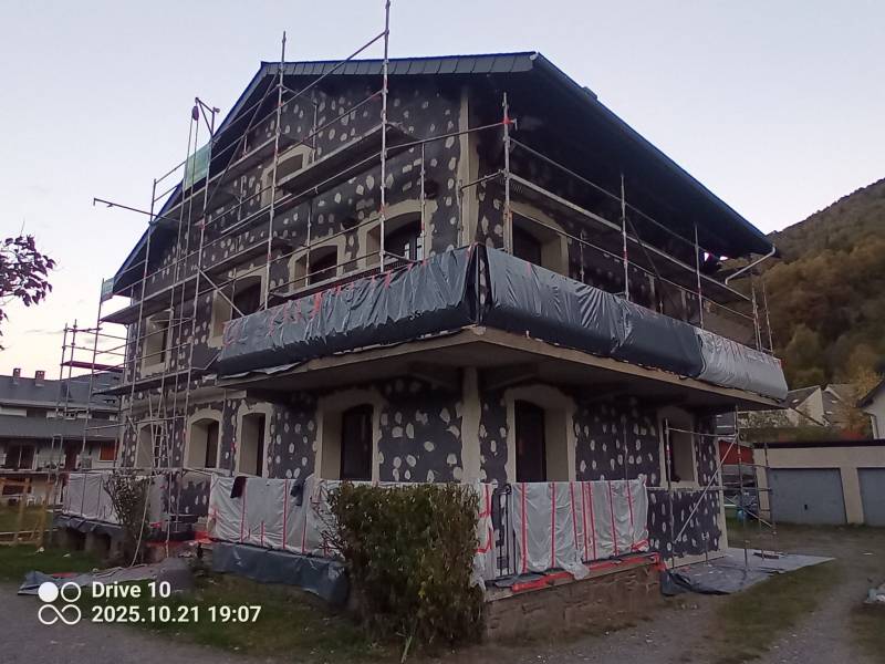 Pose de panneaux isolants et enduit: Chantier en cours de réalisation par Gayral Isolation à Saint Lary Soulant