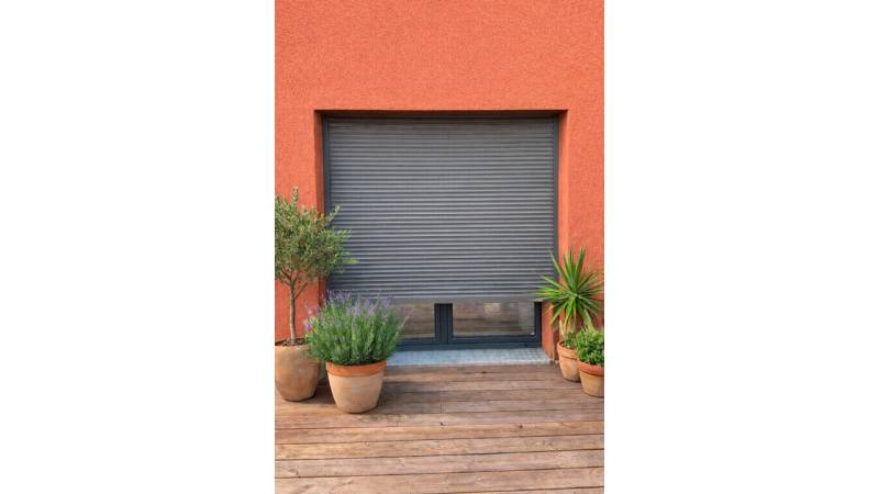 Pose de volet roulant moderne par Gayral Isolation à Toulouse