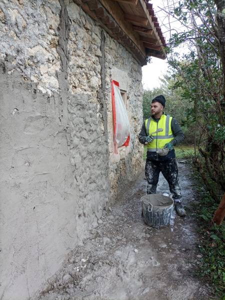 Recouvrement avec un enduit à la chaux, Chantier ITE Gayral Isoaltion, en Occitanie