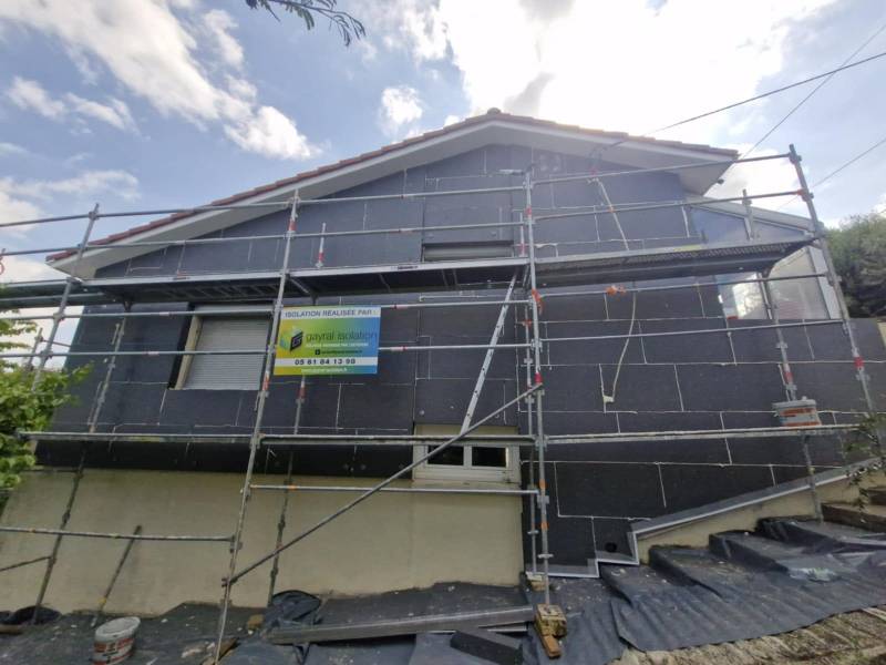 Pose de panneaux isolants pour des travaux d'ITE, sur un habita à 2 étages, à Pavie, Gers